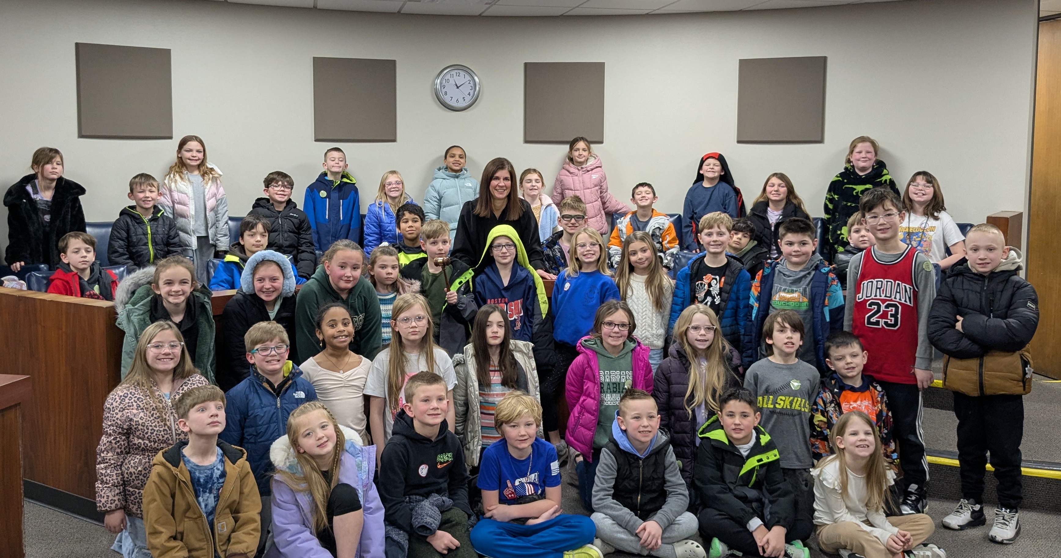 Class photo of kids visiting the courthouse