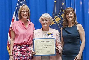Photo of Peggy Wampler receiving the award