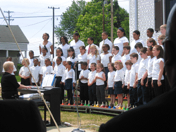 A children's bell choir performed.